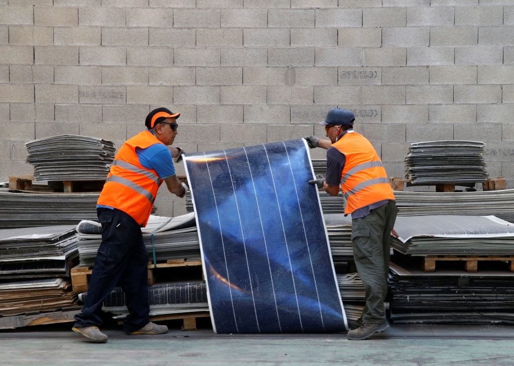 Uno de los mitos en la energía fotovoltaica más extendidos es su reciclaje. Pero las placas son reciclables casi en su totalidad. Imagen: World Economic Forum.
